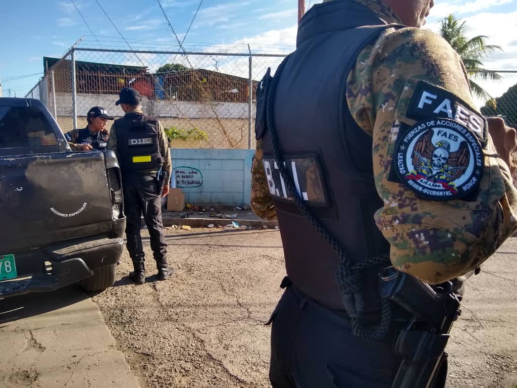 Policía acosa a periodista en La Guaira