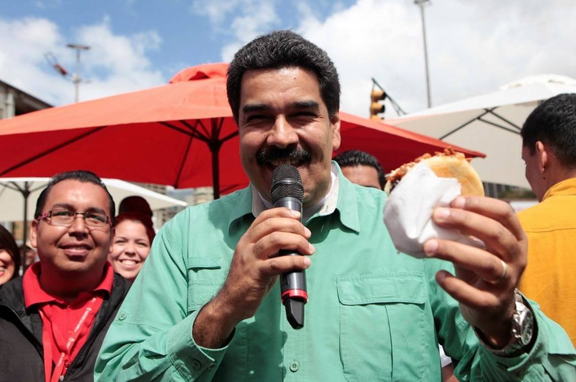 Maduro con una arepa