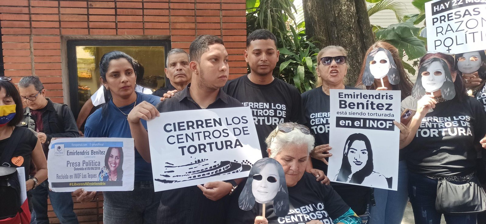 Protestas en la embajada de España por rocio san miguel